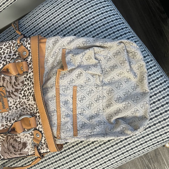 Black Tote Bag with Spacious Interior and Durable Material - Picture 4 of 5